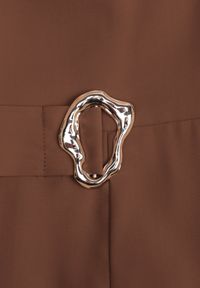 Born2be - Brązowy Kombinezon VICES z Paskiem i Geometryczną Klamrą Elinassa. Okazja: do pracy. Kolor: brązowy. Wzór: geometria. Styl: elegancki #6