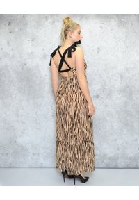 EMMA & GAIA - Długa sukienka w zwierzęcy print. Kolor: brązowy. Materiał: wiskoza. Wzór: motyw zwierzęcy, nadruk. Typ sukienki: sportowe. Styl: sportowy. Długość: maxi #4