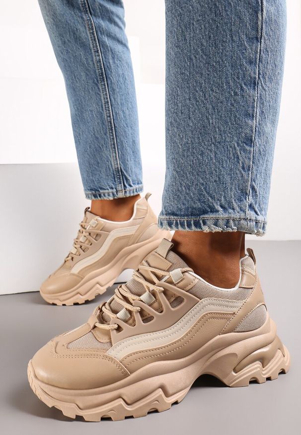 Renee - Ciemnobeżowe Sneakersy na Masywnej Podeszwie z Tłoczeniami Utonia. Nosek buta: okrągły. Zapięcie: sznurówki. Kolor: beżowy. Materiał: materiał. Obcas: na obcasie. Wysokość obcasa: niski