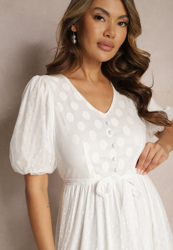 Renee - Biała Maxi Sukienka Tiulowa Rozkloszowana z Paskiem i Bufiastymi Rękawami Bervilla. Kolor: biały. Materiał: tiul. Styl: elegancki. Długość: maxi