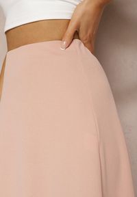 Renee - Jasnoróżowa Midi Spódnica Rozkloszowana o Klasycznym Fasonie Namettia. Okazja: na co dzień, na spotkanie biznesowe. Kolor: różowy. Wzór: gładki. Styl: klasyczny