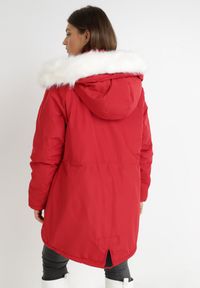 Born2be - Czerwona Kurtka Desoya. Kolekcja: plus size. Kolor: czerwony. Materiał: futro. Długość: długie #4