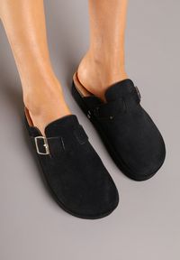 Born2be - Czarne Klapki na Grubej Podeszwie w Stylu Chodaków z Klamrą Lilarose. Okazja: na co dzień. Kolor: czarny. Styl: casual #3