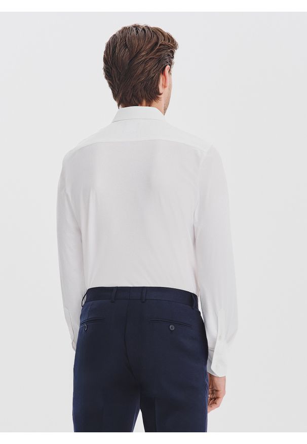 Pako Lorente - PAKO LORENTE – Biała dzianinowa koszula męska. Typ kołnierza: kołnierzyk klasyczny. Kolor: niebieski, biały. Materiał: dzianina. Długość rękawa: długi rękaw. Długość: długie. Wzór: gładki. Styl: klasyczny