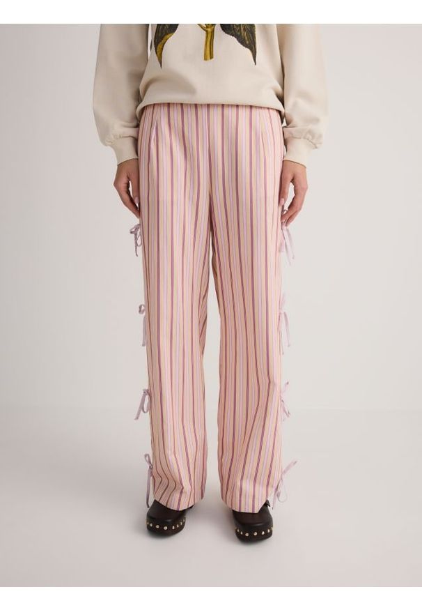 Reserved - Spodnie w paski - wielobarwny. Materiał: bawełna. Wzór: paski