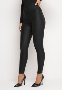 Born2be - Czarne Spodnie z Ekoskóry z Wysoką Marszczoną Talią na Guziki Jansi. Okazja: na co dzień. Kolor: czarny. Styl: elegancki, casual #3