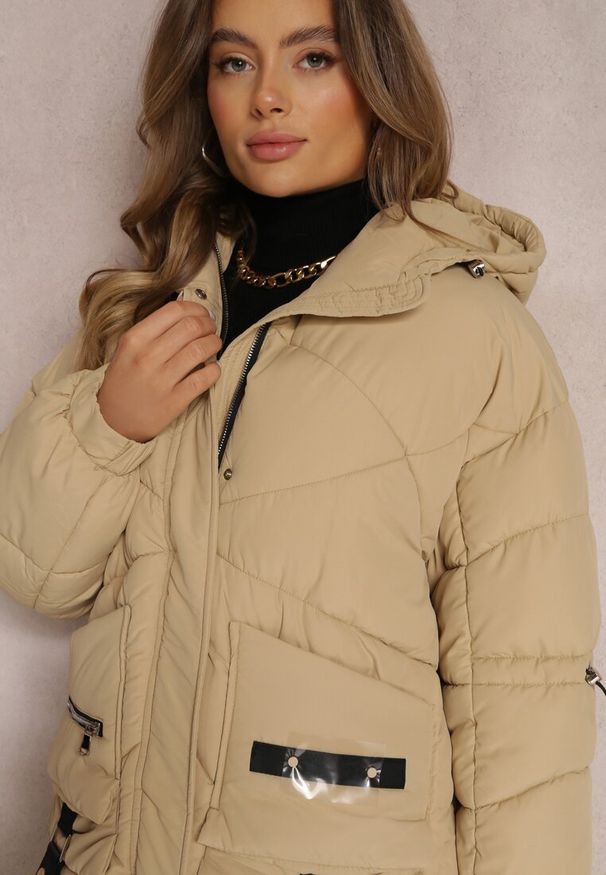 Renee - Beżowa Kurtka Pikowana Kagia. Typ kołnierza: komin. Kolor: beżowy. Materiał: wełna, jeans, materiał. Długość rękawa: długi rękaw. Długość: długie. Wzór: aplikacja, paski. Sezon: zima