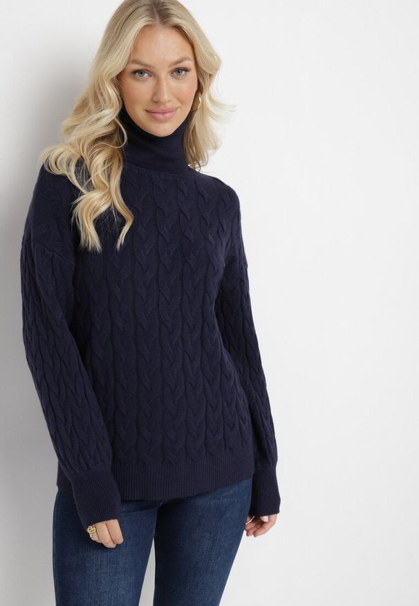 Born2be - Granatowy Sweter z Golfem w Warkoczowy Splot ze Ściągaczami Maraiwai. Typ kołnierza: golf. Kolor: niebieski. Wzór: ze splotem. Sezon: jesień