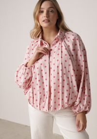 Born2be - Różowa Bluza w Groszki z Wiskozą o Nietoperzowym Kroju z Kołnierzykiem Rayo. Okazja: na co dzień, do pracy. Kolor: różowy. Materiał: wiskoza. Wzór: grochy. Styl: casual, elegancki, retro #1