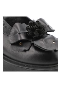 Czarne Półbuty Karino Eleganckie Obuwie Damskie Na Obcasie. Okazja: na co dzień. Kolor: czarny. Materiał: skóra, jeans. Wzór: kwiaty. Obcas: na obcasie. Styl: elegancki. Wysokość obcasa: średni #4