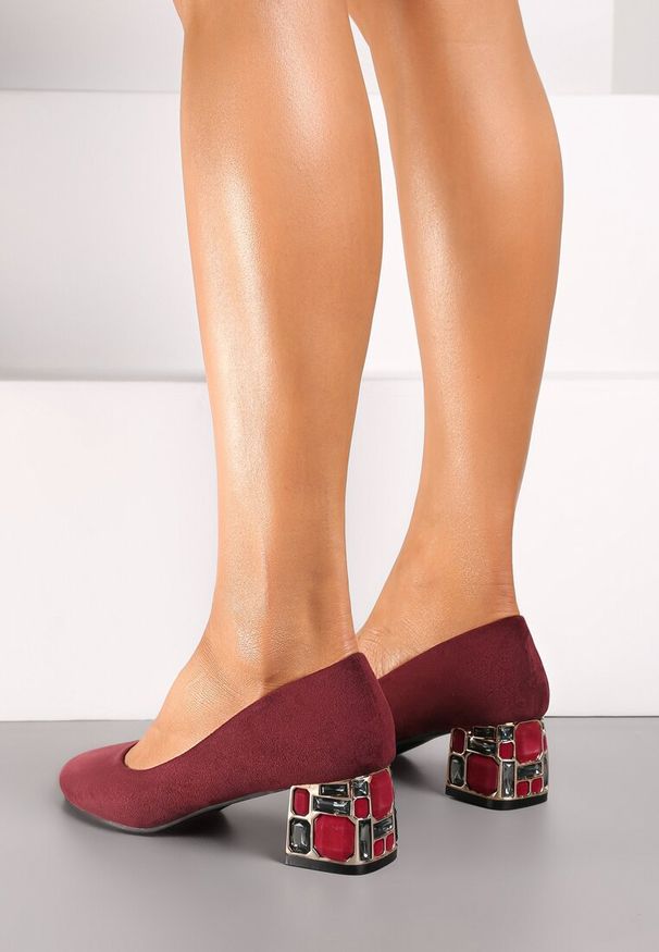 Renee - Bordowe Czółenka Vices z Wkładką ze Skóry Naturalnej na Ozdobnym Słupku Nailise. Okazja: na co dzień, na imprezę. Kolor: czerwony. Materiał: skóra. Obcas: na słupku. Styl: casual, elegancki. Wysokość obcasa: średni