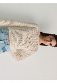 Reserved - Ażurowy sweter - kremowy. Kolor: kremowy. Materiał: dzianina, bawełna. Wzór: ażurowy