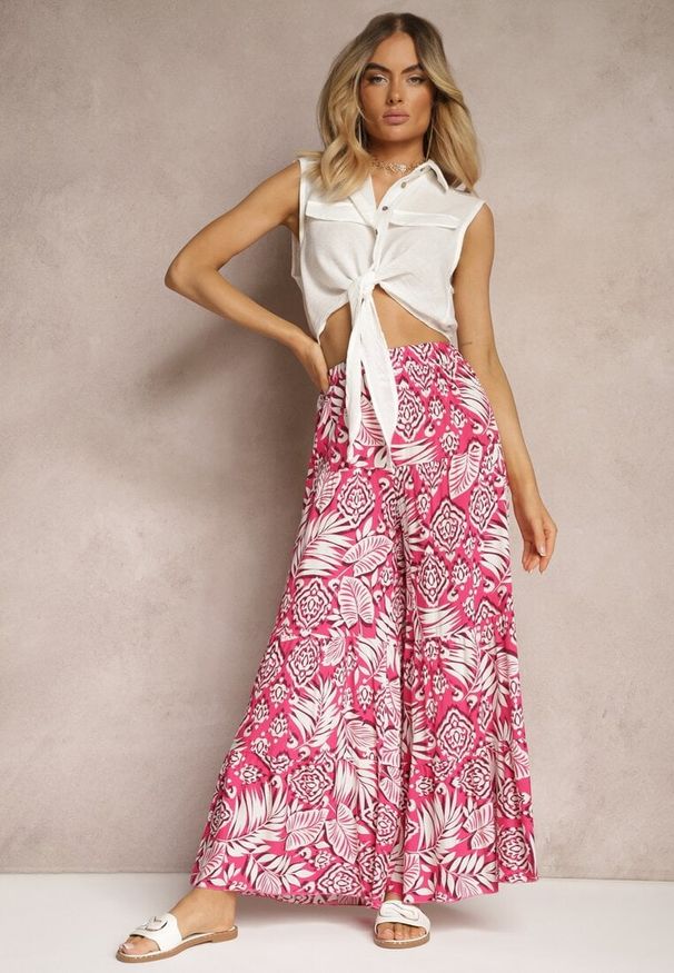 Renee - Różowe Szerokie Spodnie z Wiskozy z Gumką w Talii i Falbanką Klavalia. Okazja: na co dzień. Stan: podwyższony. Kolor: różowy. Materiał: wiskoza. Styl: casual