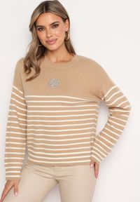 Born2be - Jasnobrązowy Sweter z Wiskozą w Paski Ozdobiony Cyrkoniami Nevetalle. Kolor: brązowy. Materiał: wiskoza. Wzór: aplikacja, paski. Sezon: zima #5