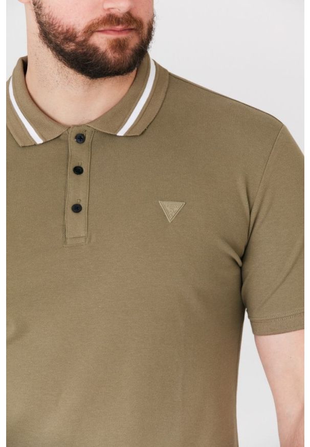 Guess - GUESS Khaki męska koszulka polo z paskiem na kołnierzyku, Rozmiar S. Typ kołnierza: polo. Kolor: zielony. Materiał: prążkowany. Długość rękawa: krótki rękaw. Wzór: aplikacja