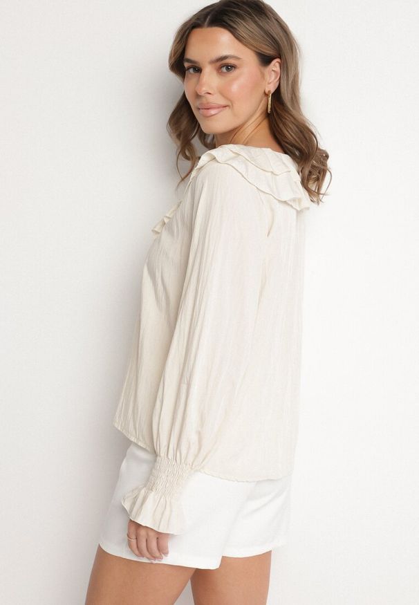 Born2be - Beżowa Bluzka z Wiskozą w Rustykalnym Stylu z Falbanami Finlimi. Okazja: na co dzień. Typ kołnierza: dekolt w kształcie V. Kolor: beżowy. Materiał: wiskoza. Długość rękawa: długi rękaw. Długość: długie. Sezon: wiosna, lato. Styl: casual, klasyczny, elegancki