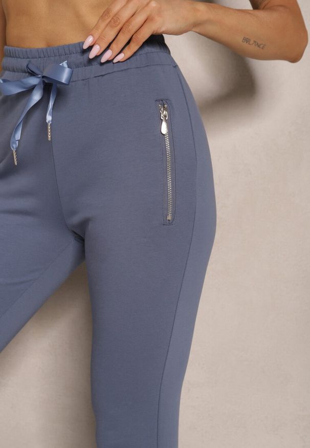 Renee - Niebieskie Spodnie Dresowe z Bawełny o Kroju Jogger High Waist Cherisa. Okazja: na co dzień. Stan: podwyższony. Kolor: niebieski. Materiał: bawełna, dresówka. Styl: casual, elegancki