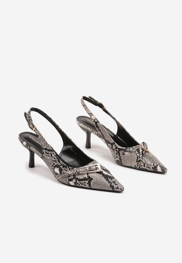 Renee - Wężowe Sandały na Szpilce Typu Slingback Ozdobione Paskiem z Klamrą Karilen. Okazja: na co dzień. Nosek buta: szpiczasty. Zapięcie: klamry. Kolor: czarny. Materiał: jeans. Wzór: aplikacja. Obcas: na szpilce. Styl: klasyczny, elegancki, casual