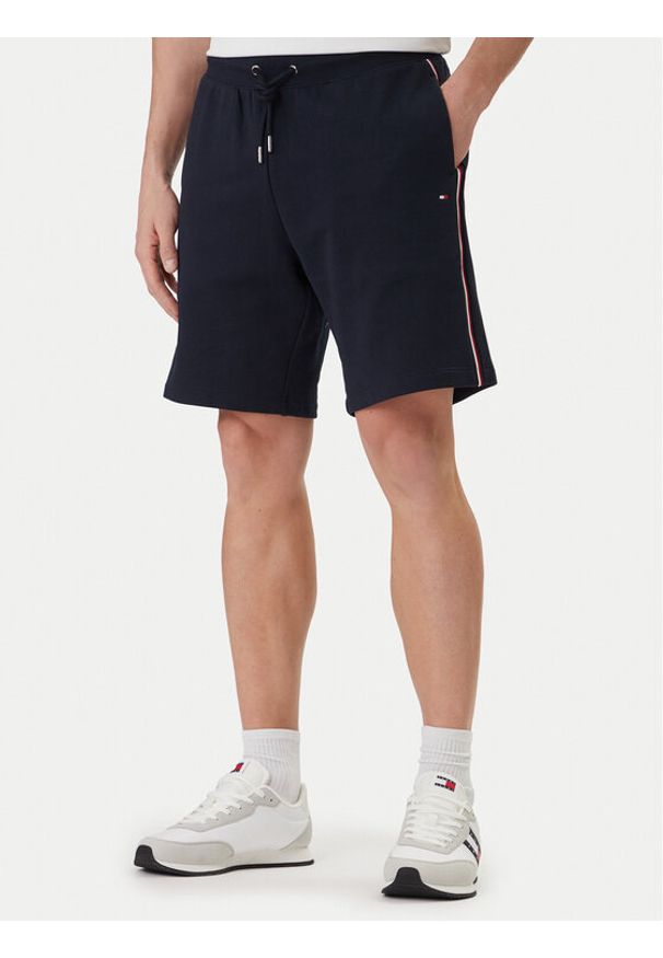 TOMMY HILFIGER - Tommy Hilfiger Szorty sportowe Global Stripe MW0MW42883 Granatowy Regular Fit. Kolor: niebieski. Materiał: bawełna. Styl: sportowy