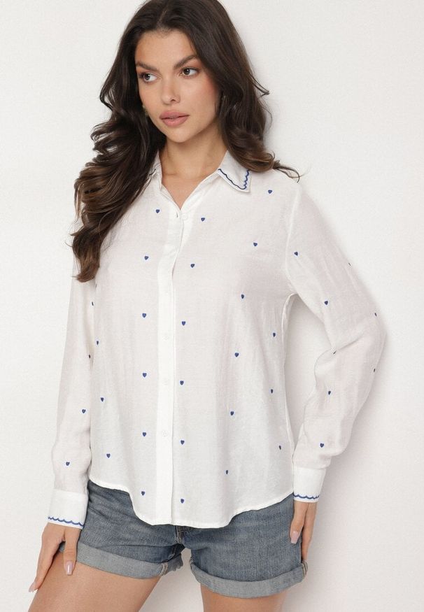 Born2be - Biało-Niebieska Wiskozowa Koszula z Haftowanymi Sercami Kollireia. Okazja: na co dzień. Typ kołnierza: kołnierzyk klasyczny. Kolor: biały. Długość: długie. Wzór: haft. Materiał: wiskoza. Długość rękawa: długi rękaw. Sezon: wiosna. Styl: casual, klasyczny