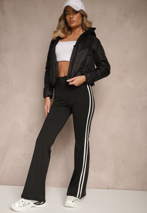 Renee - Czarna Pikowana Kurtka z Odpinanym Kapturem z Tkaniny Kaliran. Okazja: na spacer. Kolor: czarny. Materiał: tkanina. Długość rękawa: długi rękaw. Długość: długie. Styl: elegancki, sportowy