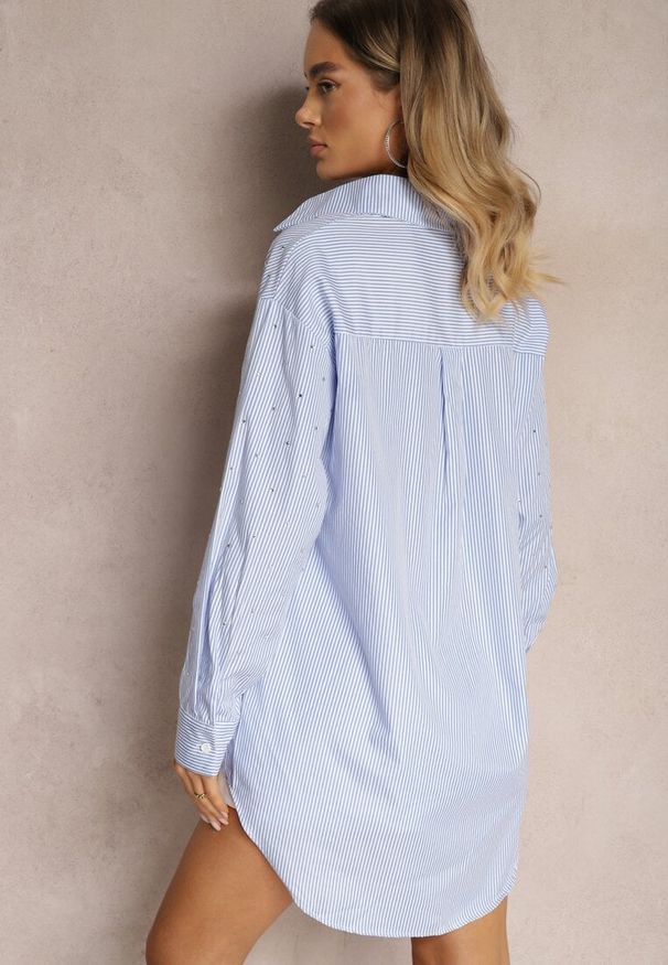 Renee - Niebieska Klasyczna Koszula z Dłuższym Tyłem Zapinana na Guziki Nellassia. Okazja: na spotkanie biznesowe, do pracy. Typ kołnierza: dekolt w kształcie V. Kolor: niebieski. Długość rękawa: długi rękaw. Długość: długie. Styl: klasyczny