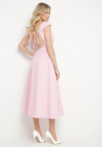 Born2be - Różowa Sukienka o Rozkloszowanym Kroju z Wiązaniem i Dekoltem w Łódkę Aladriela. Okazja: na co dzień. Typ kołnierza: dekolt w łódkę. Kolor: różowy. Długość rękawa: krótki rękaw. Sezon: wiosna, lato. Styl: casual, klasyczny #3