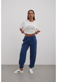 Marsala - Spodnie typu jogger z HAFTEM w kolorze NAVY BLUE - NEVIS. Materiał: bawełna, guma, poliester, dzianina. Wzór: haft. Styl: elegancki
