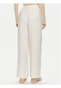 Calvin Klein Jeans Spodnie materiałowe J20J223917 Écru Relaxed Fit. Materiał: wiskoza