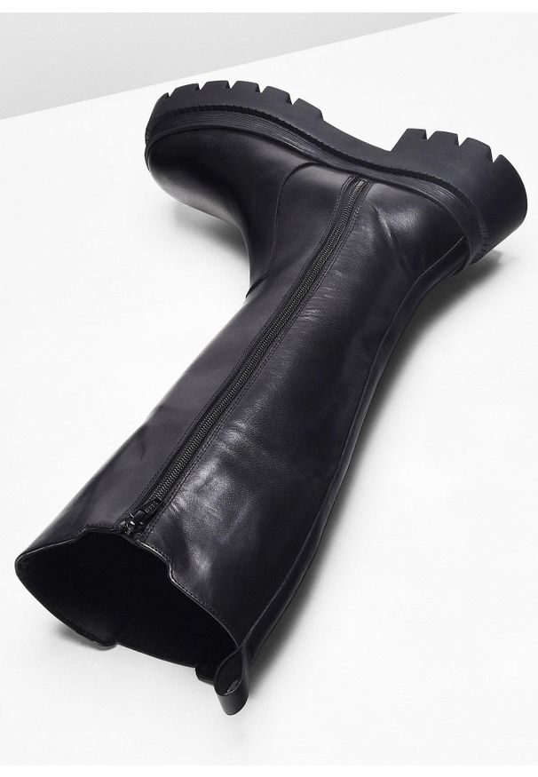 bonprix - Kozaki skórzane. Kolor: czarny. Materiał: skóra