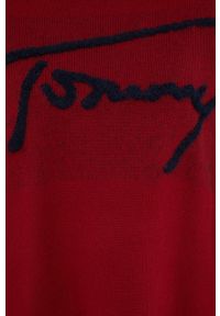 TOMMY HILFIGER - Tommy Hilfiger Sweter z domieszką wełny damski kolor czerwony ciepły z golfem. Typ kołnierza: golf. Kolor: czerwony. Materiał: wełna. Długość rękawa: długi rękaw. Długość: długie. Wzór: aplikacja