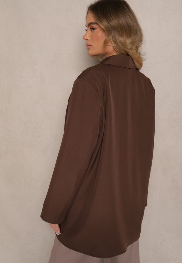 Renee - Brązowa Marynarka Dwurzędowa o Przedłużonym Fasonie Pilinne. Okazja: na spotkanie biznesowe, do pracy, na co dzień. Kolor: brązowy. Materiał: jeans. Styl: elegancki, casual, biznesowy