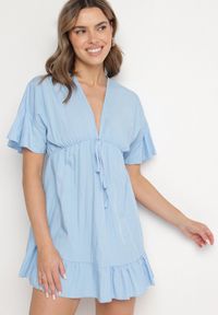 Born2be - Jasnoniebieska Nietoperzowa Sukienka z Wiskozą o Rozkloszowanym Kroju z Falbanką Tullimi. Okazja: na co dzień. Typ kołnierza: dekolt w kształcie V. Kolor: niebieski. Materiał: wiskoza. Styl: elegancki, casual #1