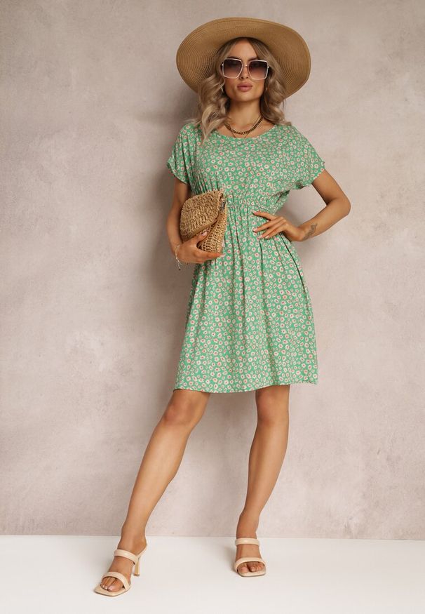 Renee - Zielona Rozkloszowana Sukienka Mini w Kwiaty z Gumką w Pasie z Wiskozy Elineano. Kolor: zielony. Materiał: wiskoza. Długość rękawa: krótki rękaw. Wzór: kwiaty. Długość: mini