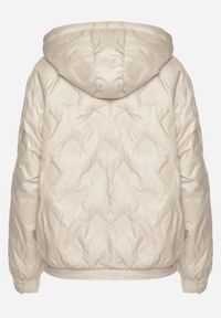 Born2be - Beżowa Kurtka Pikowana w Stylu Cargo o Krótszym Fasonie z Kapturem Varedia. Okazja: na co dzień. Typ kołnierza: kaptur. Kolor: beżowy. Materiał: jeans. Długość rękawa: długi rękaw. Długość: krótkie. Wzór: moro. Styl: klasyczny, casual, militarny, elegancki #3