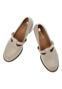 Beżowe Półbuty Armodo Skórzane Obuwie Damskie Na Obcasie. Okazja: na co dzień, na spotkanie biznesowe, do pracy. Zapięcie: pasek. Kolor: beżowy. Materiał: skóra. Obcas: na obcasie. Styl: biznesowy, casual, elegancki. Wysokość obcasa: średni #5