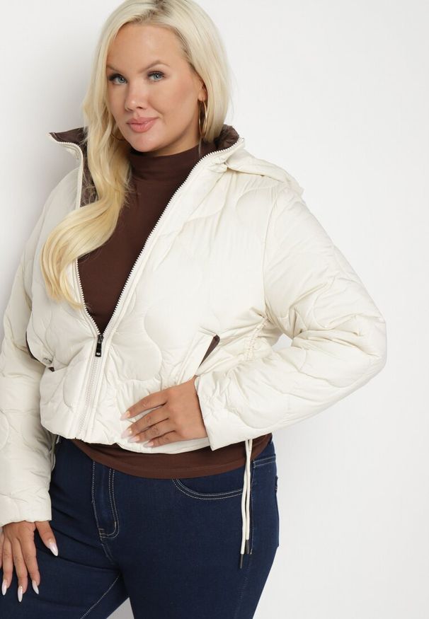 Born2be - Jasnobeżowa Kurtka Krótka z Pikowaniem i Odpinanym Kapturem Taraes. Okazja: na co dzień. Kolekcja: plus size. Kolor: beżowy. Materiał: jeans. Długość: krótkie. Styl: casual, elegancki