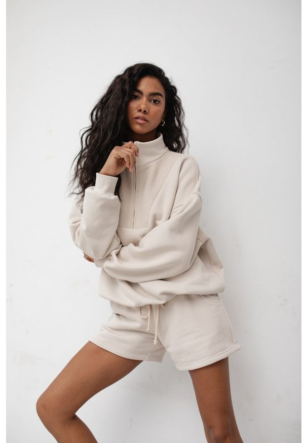 Marsala - Bluza damska z zamkiem na dekolcie w kolorze IVORY BEIGE- CLERMONT. Okazja: na co dzień. Typ kołnierza: kołnierzyk stójkowy. Materiał: materiał, dresówka, dzianina, bawełna, poliester. Styl: casual, elegancki, sportowy