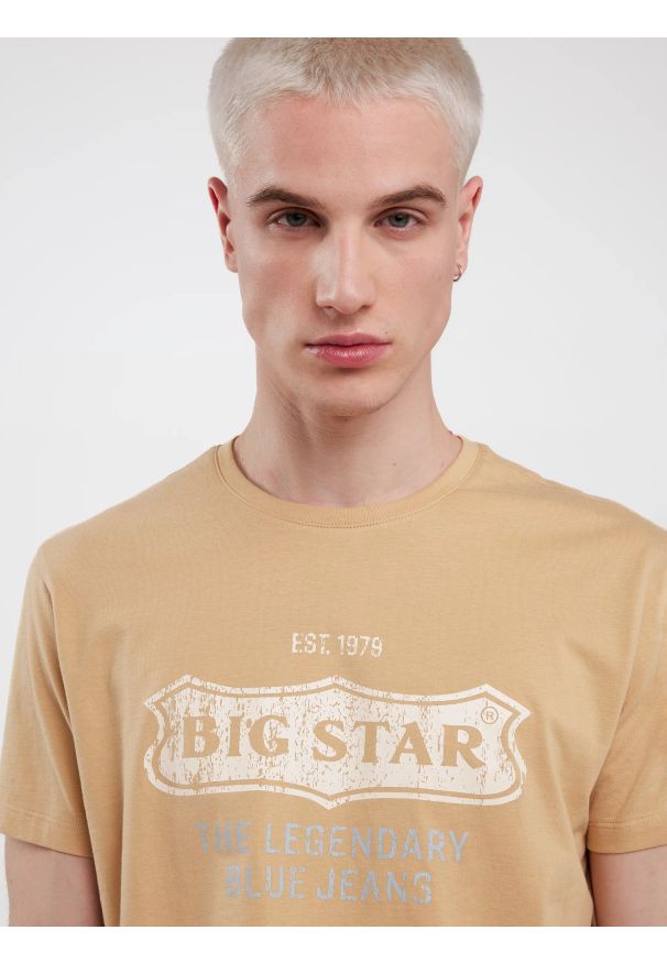 Big-Star - Koszulka męska z nadrukiem beżowa Millaner 805. Kolor: beżowy. Materiał: bawełna, jeans. Wzór: nadruk. Styl: klasyczny