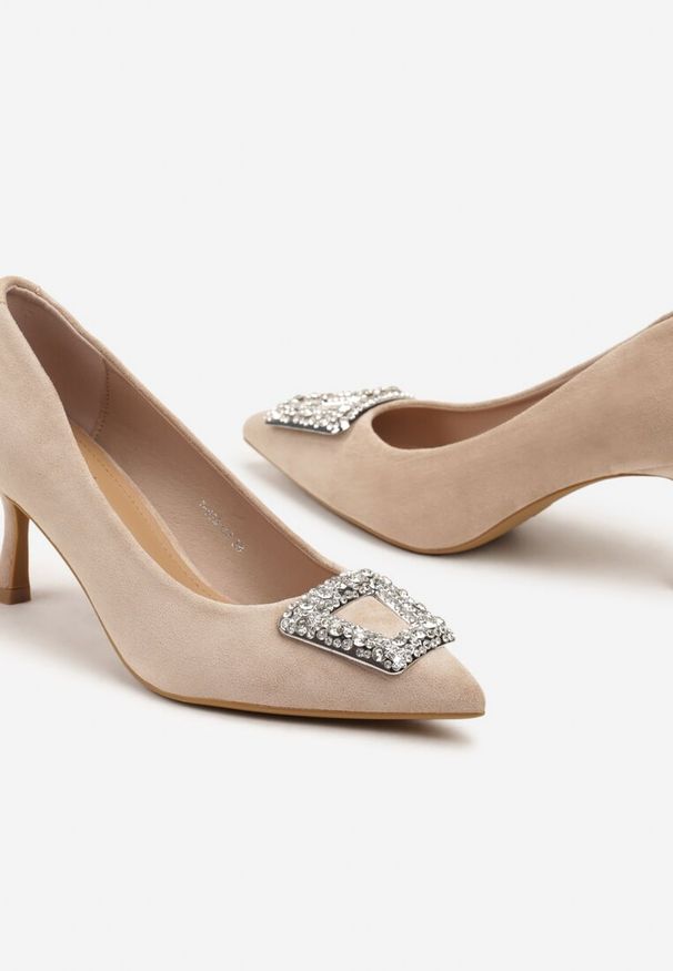 Renee - Beżowe Czółenka Szpilki z Cyrkoniową Klamrą Nezina. Zapięcie: klamry. Kolor: beżowy. Wzór: aplikacja. Obcas: na szpilce. Styl: elegancki, klasyczny, wizytowy. Wysokość obcasa: średni