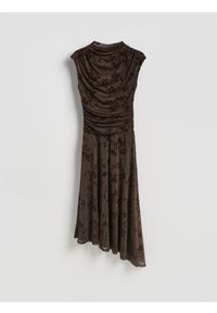 Reserved - Asymetryczna sukienka midi - ciemnobrązowy. Kolor: brązowy. Materiał: dzianina. Typ sukienki: asymetryczne. Długość: midi