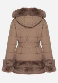 Born2be - Ciemnobeżowa Taliowana Kurtka z Paskiem Kapturem i Ozdobnym Futrem Rainaria. Okazja: do pracy, na co dzień, na spotkanie biznesowe. Kolor: beżowy. Materiał: futro. Styl: casual, retro, elegancki, biznesowy #5