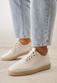 Born2be - Beżowe Wsuwane Tenisówki z Perforacją i Podeszwą z Bieżnikiem Illanya. Okazja: na co dzień. Zapięcie: bez zapięcia. Kolor: beżowy. Materiał: jeans. Szerokość cholewki: normalna. Styl: casual, klasyczny #1