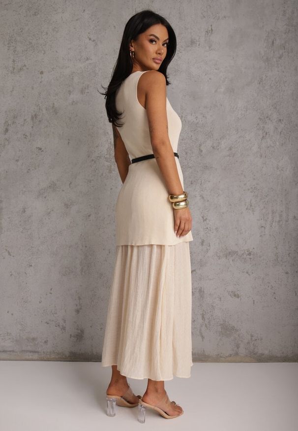 Renee - Beżowa Dzianinowa Sukienka z Wiskozą Zdobiona Podszewką i Paskiem z Klamrą Arkilia. Okazja: na co dzień. Kolor: beżowy. Materiał: dzianina, wiskoza. Wzór: aplikacja. Styl: casual