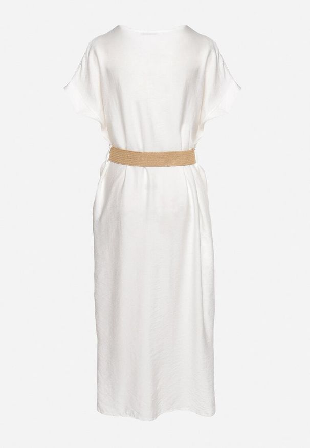 Born2be - Biała Wiskozowa Sukienka z Paskiem Ozdobionym Plecionką i Klamrą Mlevena. Typ kołnierza: dekolt w kształcie V. Kolekcja: plus size. Kolor: biały. Materiał: wiskoza. Długość rękawa: krótki rękaw. Wzór: aplikacja. Typ sukienki: dla puszystych. Styl: elegancki