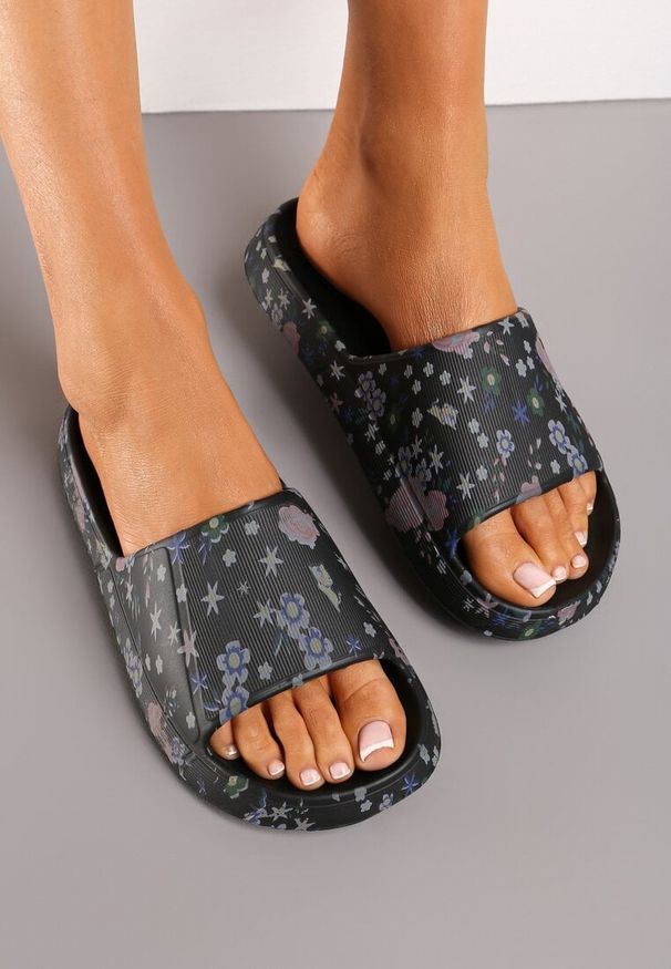 Born2be - Czarne Klapki Piankowe z Ozdobnym Nadrukiem Natrika. Okazja: na plażę, na spacer. Kolor: czarny. Materiał: jeans. Wzór: nadruk. Sezon: lato. Obcas: na obcasie. Wysokość obcasa: niski