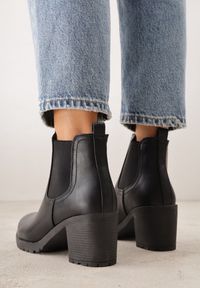 Renee - Czarne Botki VICES o Fasonie Sztybletów na Słupku Cezeire. Okazja: na co dzień. Kolor: czarny. Materiał: jeans, koronka. Obcas: na słupku. Styl: casual #8