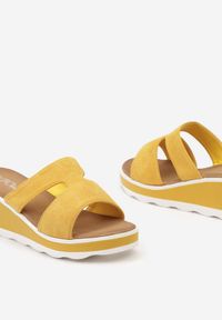 Born2be - Żółte Klapki Crisil. Nosek buta: okrągły. Kolor: żółty. Materiał: materiał, zamsz, syntetyk. Sezon: lato. Obcas: na koturnie. Styl: elegancki