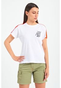 Biały T-shirt z krótkim rękawem oraz neonową wstawką Aeronautica Militare. Kolor: biały. Materiał: bawełna. Długość rękawa: krótki rękaw. Długość: krótkie. Wzór: nadruk, haft