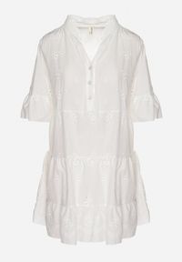 Born2be - Biała Bawełniana Sukienka z Haftowanej Tkaniny o Koszulowym Kroju z Falbanami Filidwena. Okazja: na co dzień. Typ kołnierza: kołnierzyk klasyczny. Kolor: biały. Materiał: tkanina, bawełna. Wzór: haft. Typ sukienki: koszulowe. Styl: klasyczny, casual, elegancki, boho #6